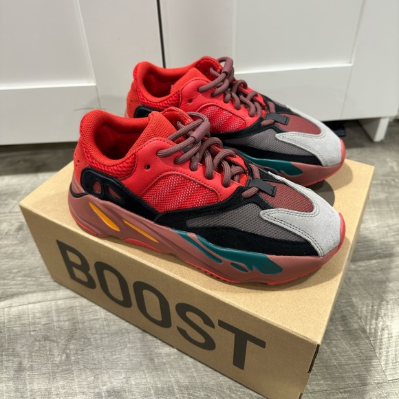 adidas Yeezy Boost 700
Hi-Res Red - Picture 2 of 5